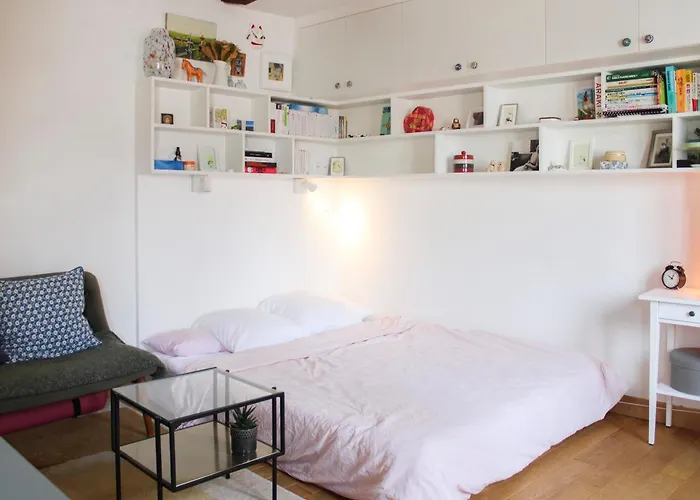 Bright And Quiet 25 M Apartment
