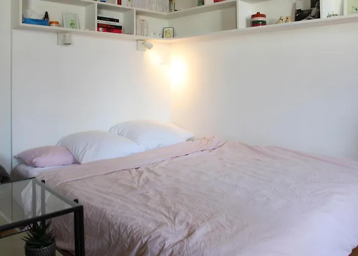 Bright And Quiet 25 M Apartment