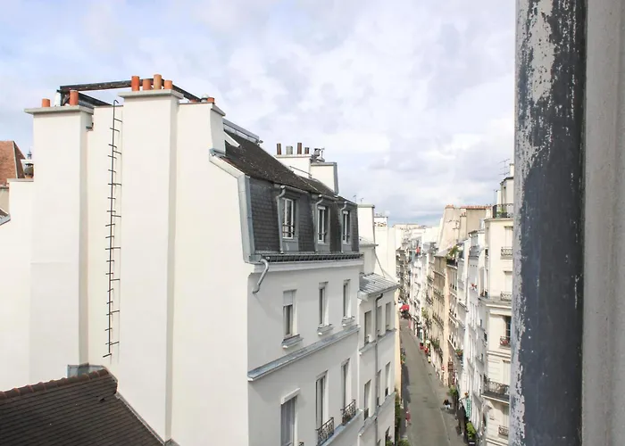 Bright And Quiet 25 M Apartment