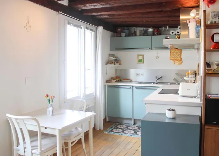 Bright And Quiet 25 M Apartment